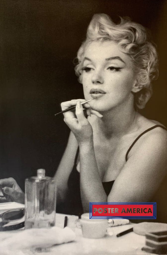 Marilyn Monroe Putting On Makeup Close-Up Black & White Poster 24 X 36